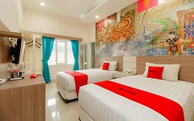 RedDoorz Plus @ Point Phila Cihampelas